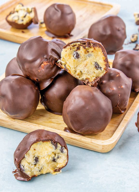 These keto cookie dough bites are contain no sugar and the dough is also completely safe to eat since the recipe doesn't include raw eggs.