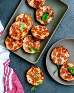 Recipe for keto pizza bites that are fast and easy to make!