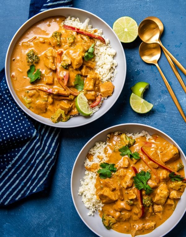 Keto-friendly recipe for pumpkin curry with chicken.